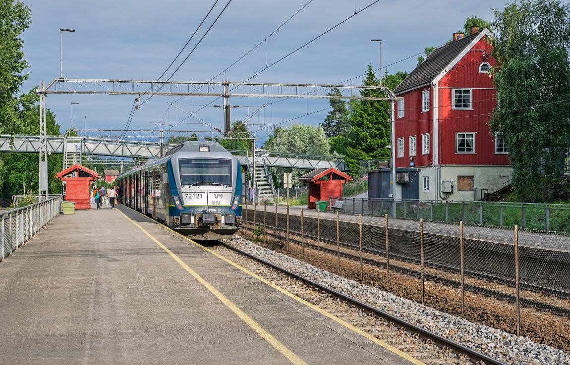 En BM72-motorvagn som lokaltåg Lillestrøm-Oslo gör uppehåll i Høybråten 2022