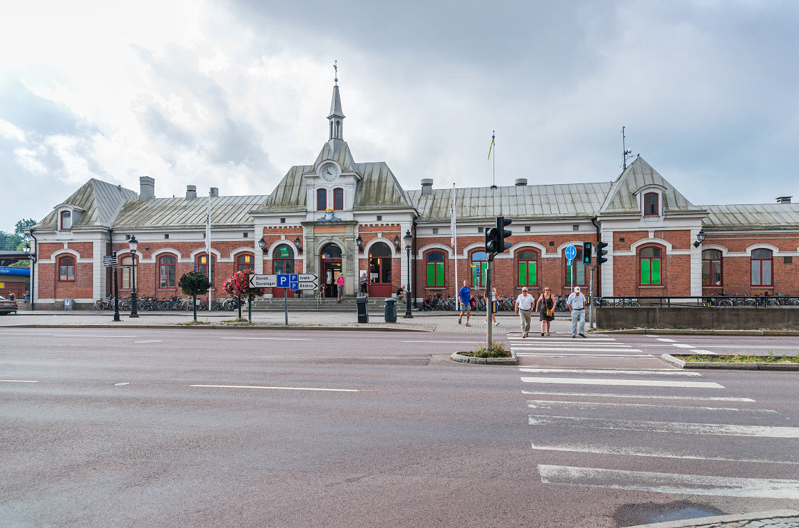 Stationshuset vid Karlstad C 2014. Huset är en välbevarad representant för Adolf Wilhelm Edelsvärds stationsarkitektur och stod färdigt 1869 när stambanan nådde Karlstad