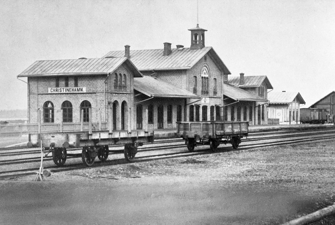 Bild: Stationshuset i Kristinehamn på 1870-talet då Kristinehamn fortfarande skrevs Christinehamn