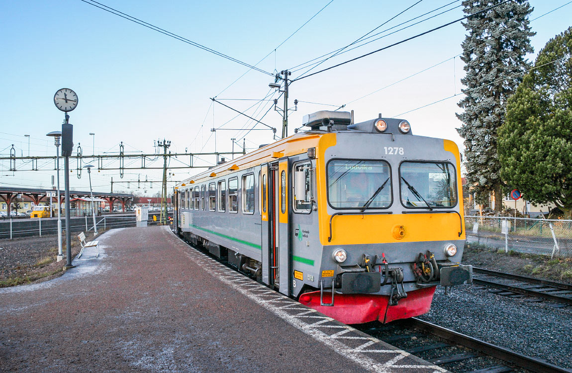 Bild: En Y1-motorvagn mot Ludvika inväntar avgång i Kristinehamn i november 2008