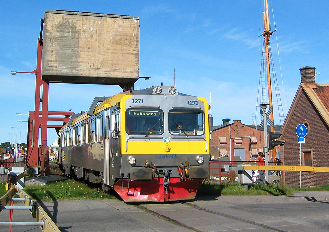 Y1 1271 som tåg mot Hallsberg passerar bron över Lidan i Lidköping 25 september 2004. Foto Bernd Zimmermann.
