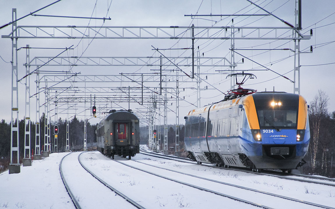 Bild: Tåg 94 mot Narvik möter tåg 7153 mot Luleå i Linaälv 2018