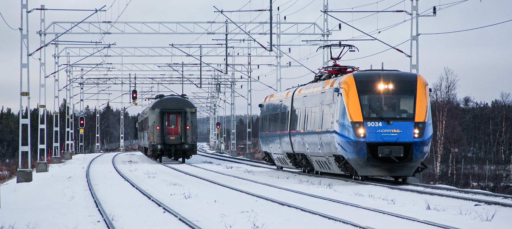 Bild: Tåg 94 mot Narvik möter tåg 7153 mot Luleå i Linaälv 2018