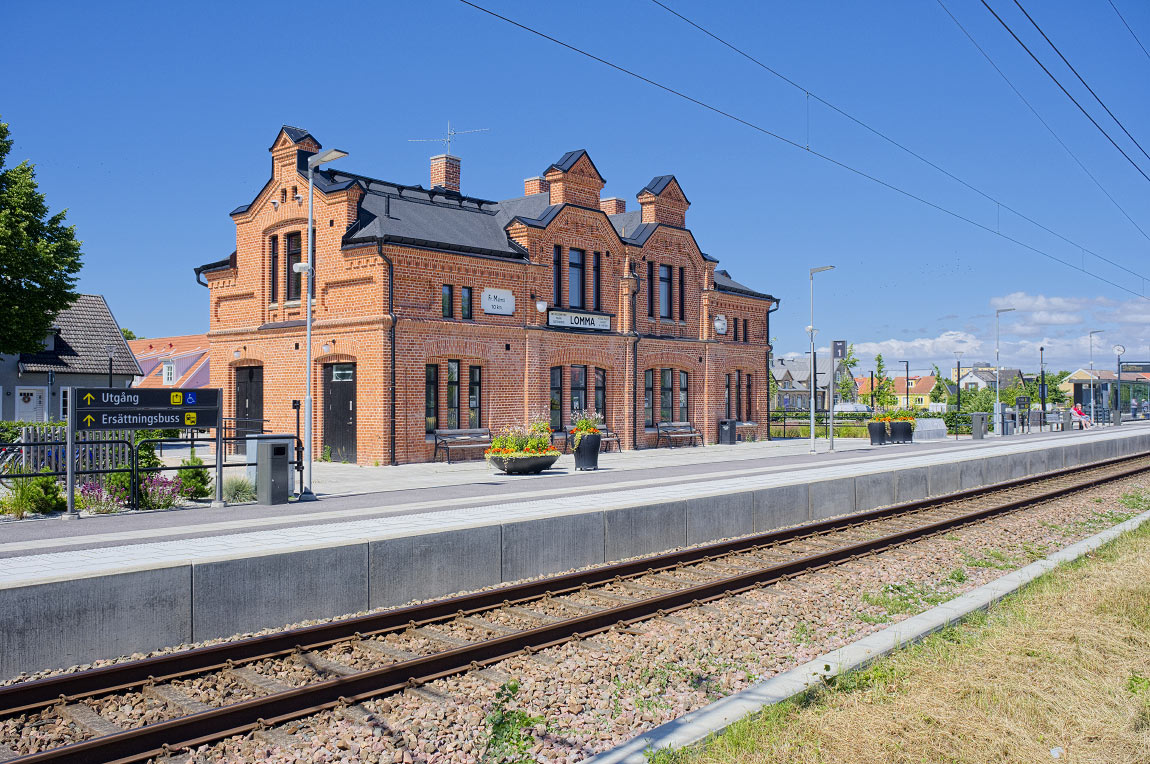 Bild: Det snyggt renoverade stationshuset i Lomma 2022