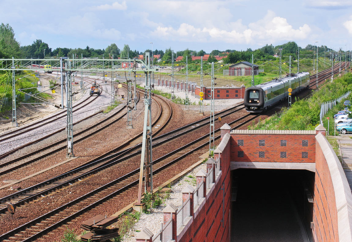 Västkustbanans början i Lund (till vänster) där den viker av från Södra stambanan (till höger). Då bilden togs sommaren 2004 hade spårporten i förgrunden ännu inte tagits i bruk.