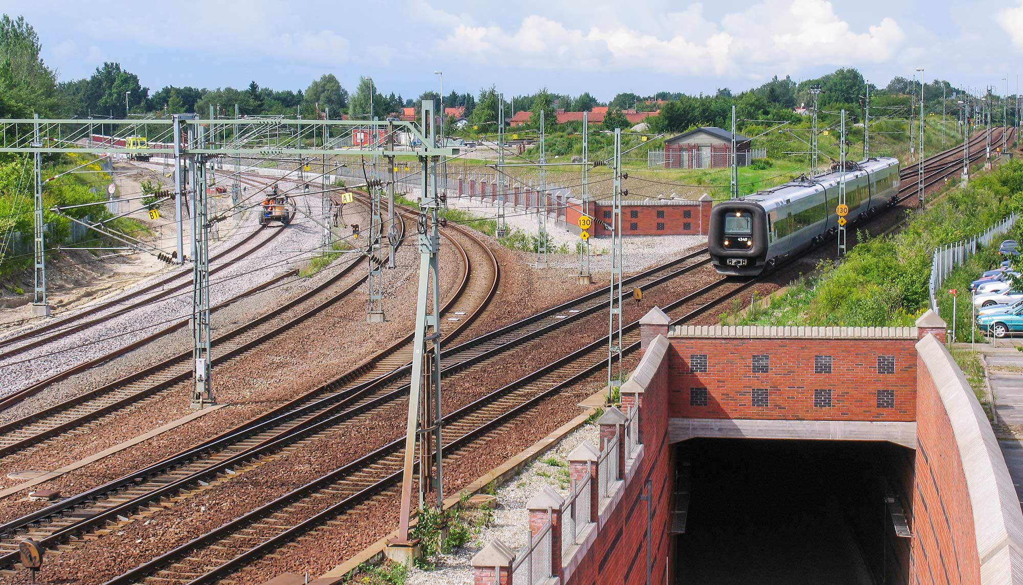 Västkustbanans början i Lund (till vänster) där den viker av från Södra stambanan (till höger). Då bilden togs sommaren 2004 hade spårporten i förgrunden ännu inte tagits i bruk.