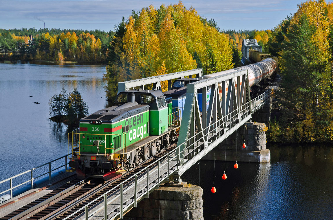 Bild: Godståg mot Storuman rullar över Umeälven i Lycksele september 2021