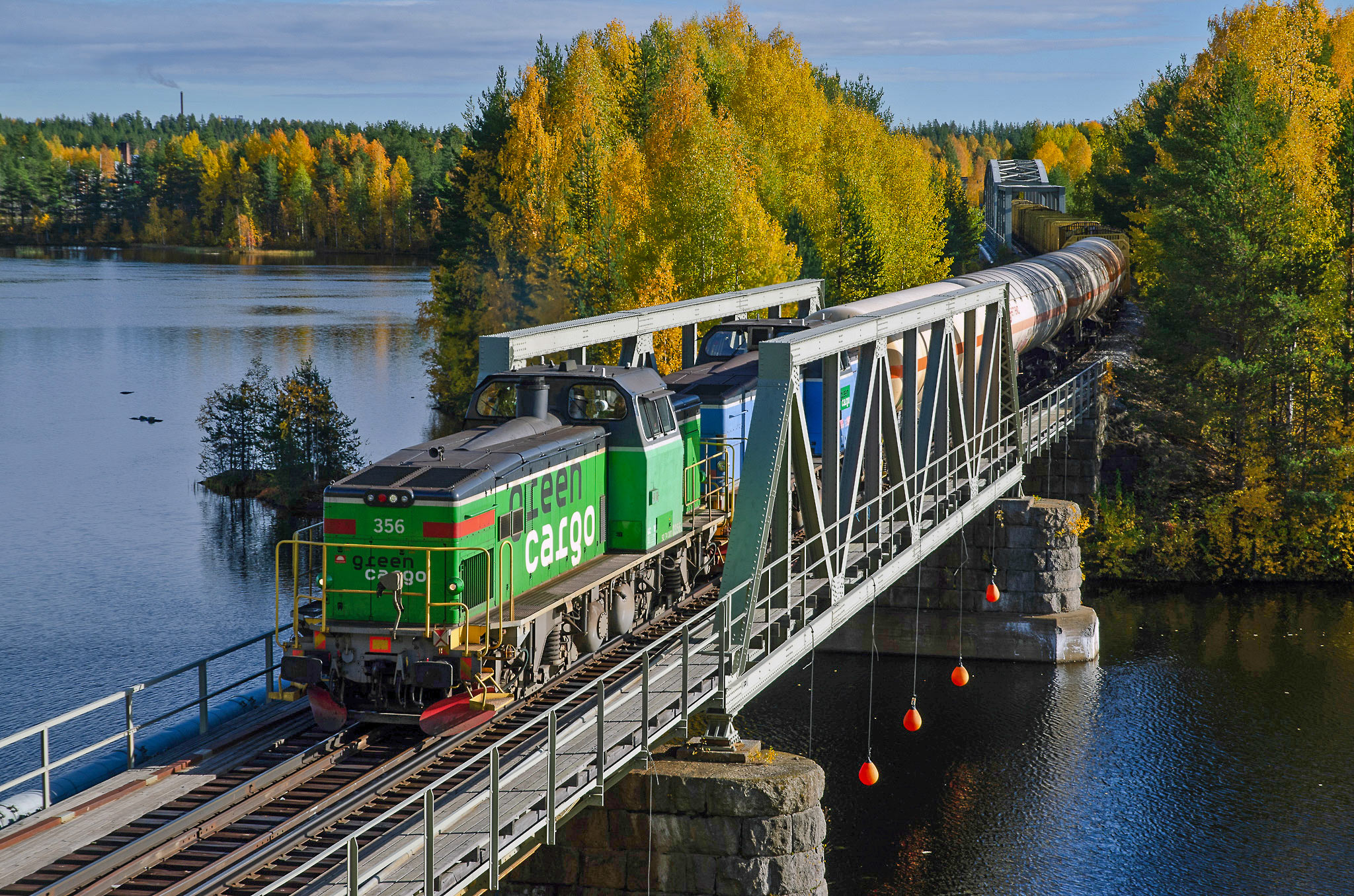 Bild: Godståg mot Storuman rullar över Umeälven i Lycksele september 2021