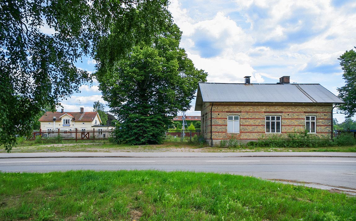 Bild: De två stationshusen i Markaryd (SSJ:s hus till höger) 2006