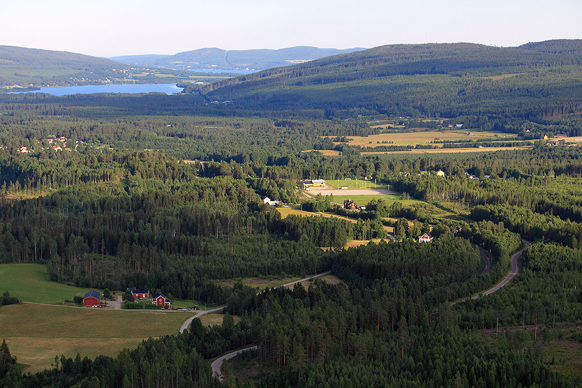 Vy från Rösåsberget över Moälvens dalgång. Järnvägen följer dalgången och till höger om bildens mitt ses Molidens stationshus. Foto David Larsson.