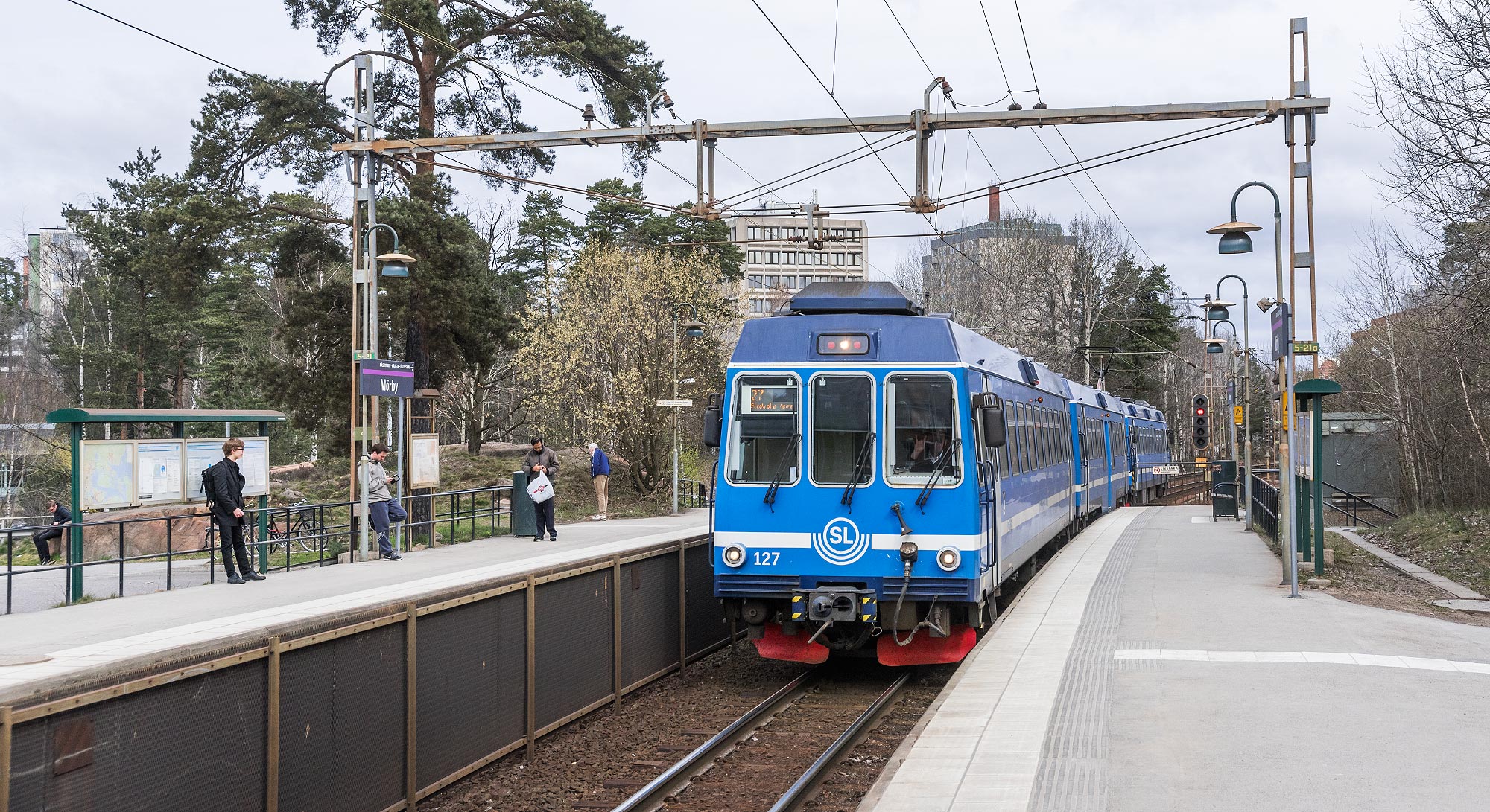 Bild: Tåg mot Stockholms Östra ankommer Mörby våren 2015