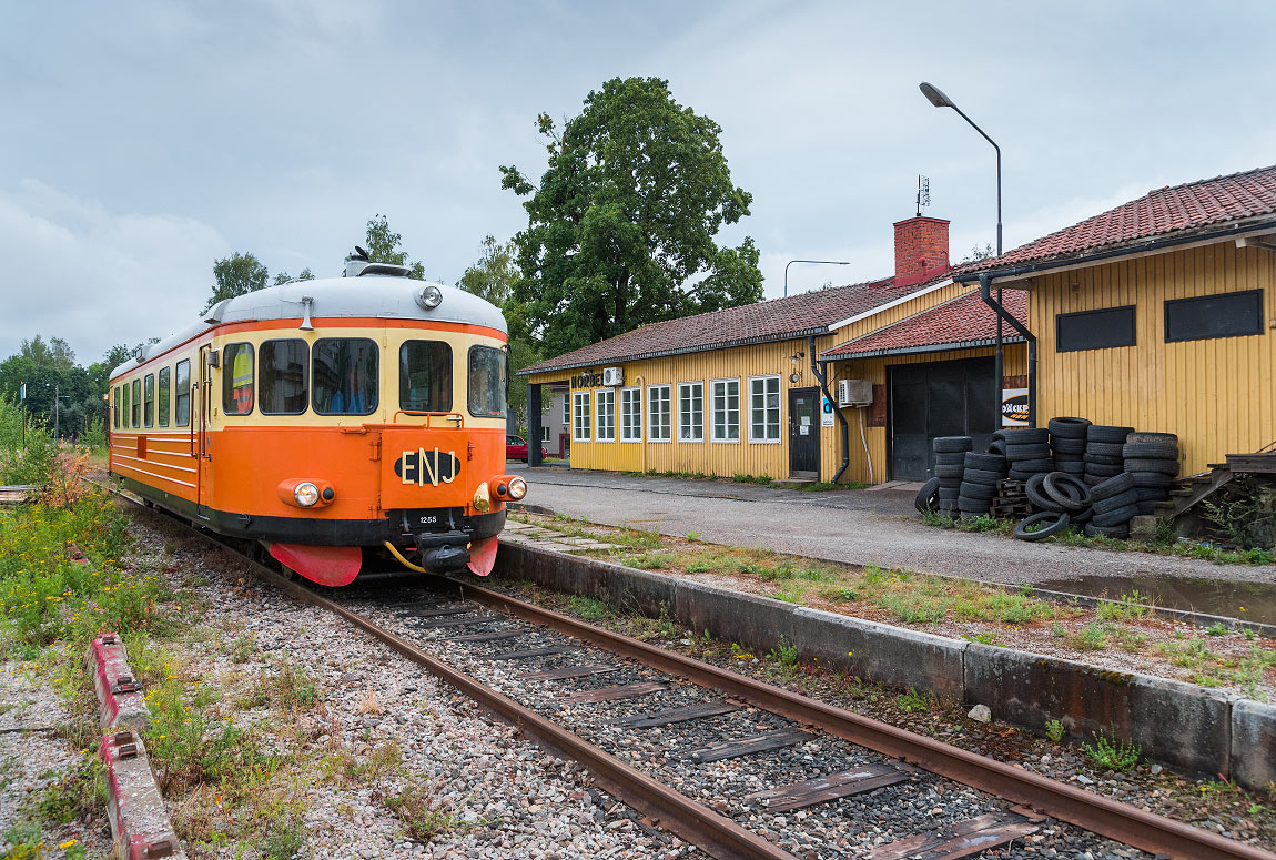 Bild: ENJ:s rälsbuss mot Kärrgruvan passerar stationen i Norberg 2018