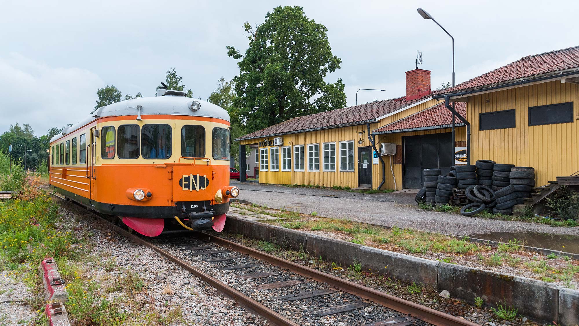 Bild: ENJ:s rälsbuss mot Kärrgruvan passerar stationen i Norberg 2018