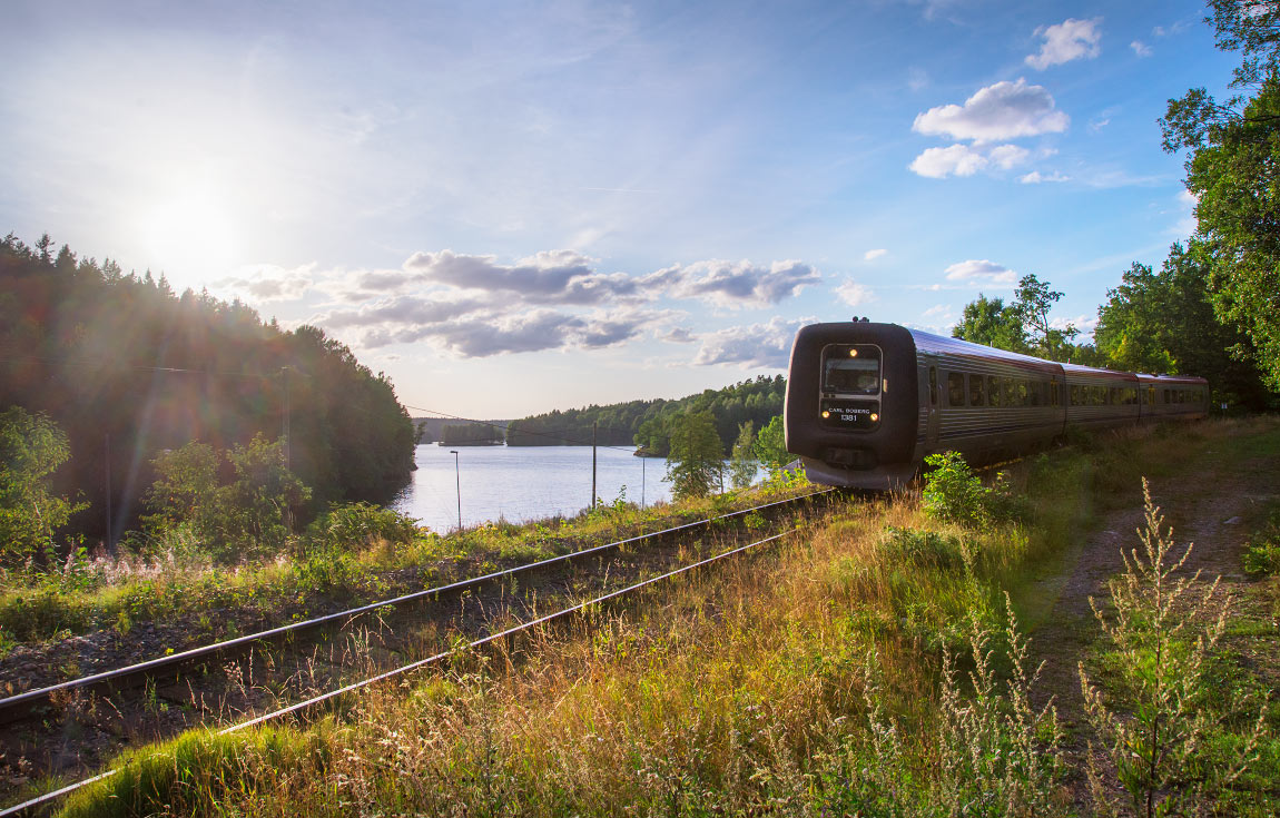 Bild: Tåg mot Västervik utanför Överum 2014