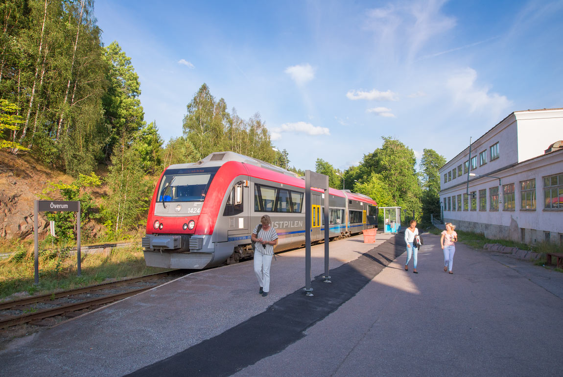 Bild: Tåg mot Linköping stannar till i Överum 2014