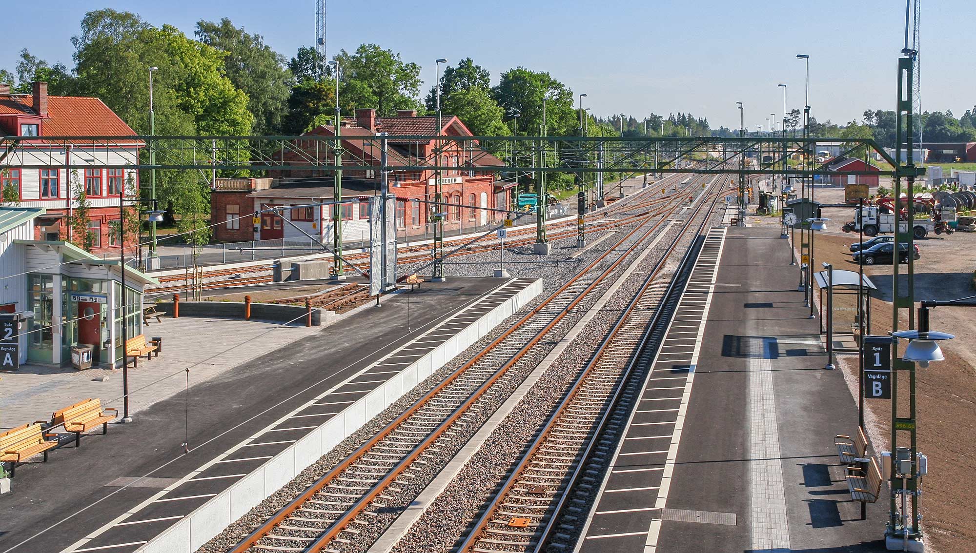 Bild: Stationen i Öxnered 2005, med Borås-Uddevalla till vänster och Göteborg-Kil i mitten