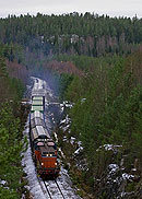 Bild: Ett godståg kämpar sig uppför stigningarna mellan Kvillsfors och Pauliström 2007