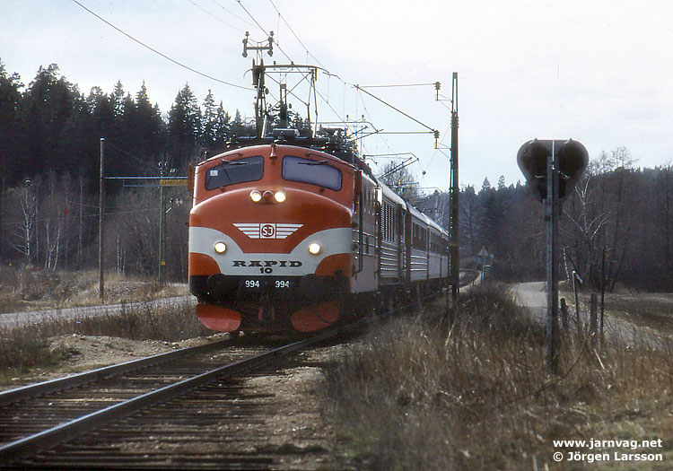 Bild: Rapid 10 med tåg vid Taxinge