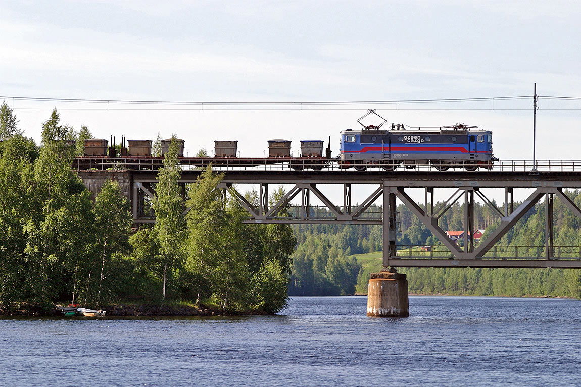 Bild: Godståg på bron över Skellefteälven vid Slind 2005