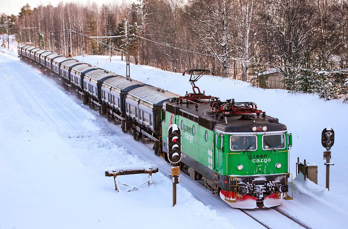 Ett tåg på väg till Aitik lämnar Skelleftehamn Övre den 12 februari 2012. Vagnarna används för att transportera malmslig från Aitikgruvan utanför Gällivare till Rönnskärsverken. Foto Jonatan Rydberg.