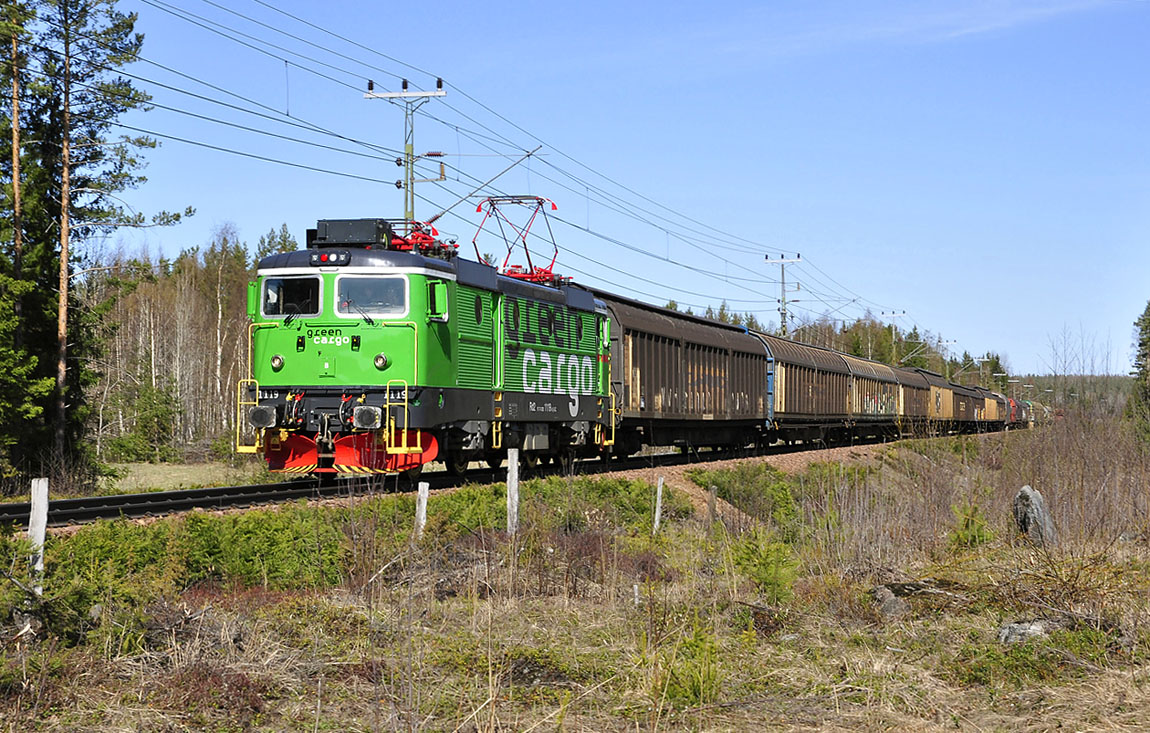 Green Cargo Rd2 1119 med ett södergående godståg vid Röstbo 2014. Foto Jonny Goude.