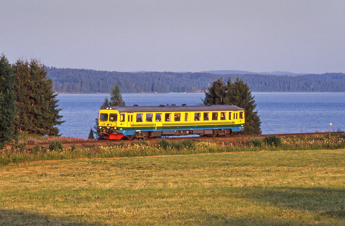 Bild: En Y1-motorvagn rullar norrut längs Fryken nära Rottneros i juli 1994