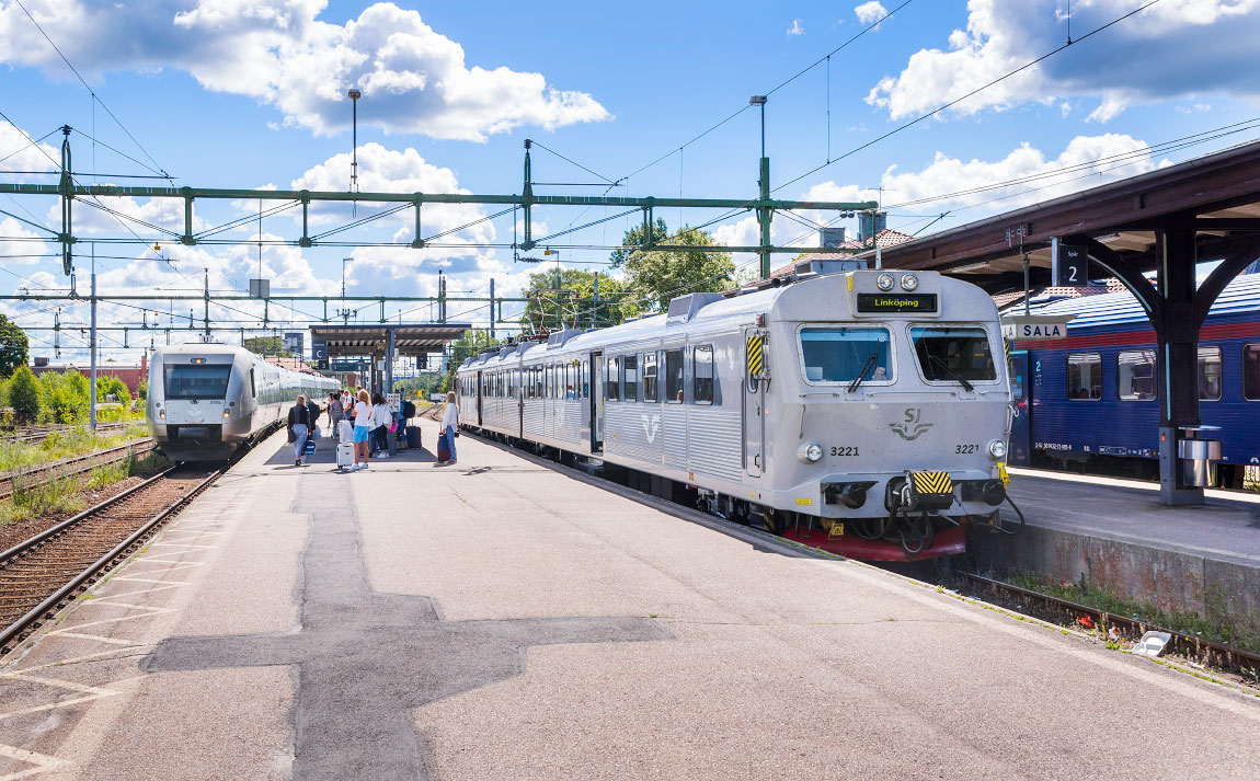 Bild: Tåg mot Falun, Västerås och Stockholm i Sala 2016
