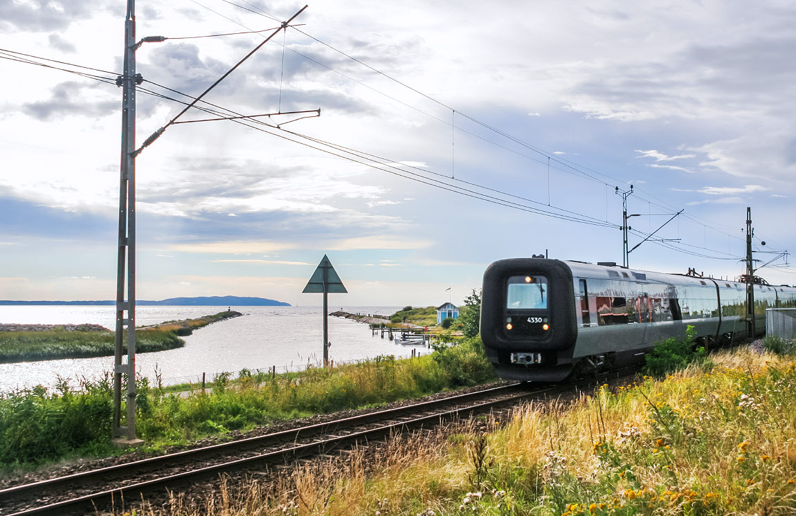 Ett Öresundståg Göteborg-Helsingör vid Skälderviken norr om Ängelholm i augusti 2005