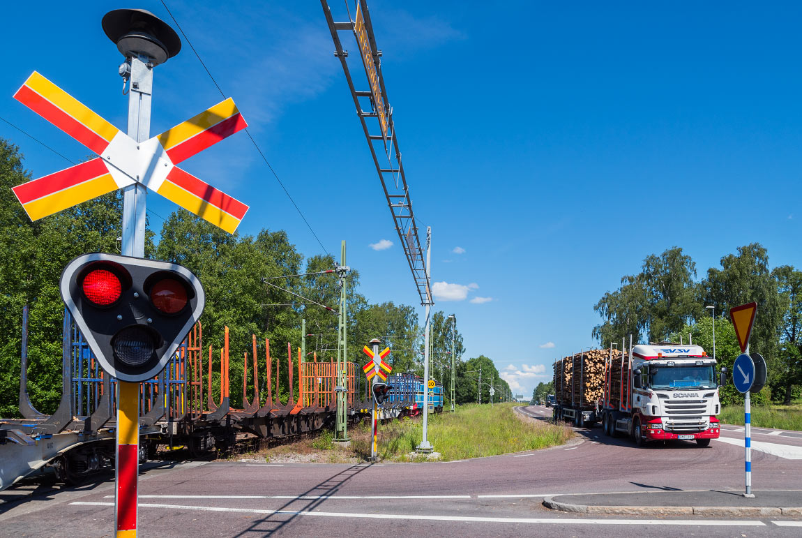 Bild: Ett tomt timmertåg med ett Hector Rail 161-lok som dragare avgår från Skoghall 13 juni 2016. Timmerbilen får vänta på sin tur.