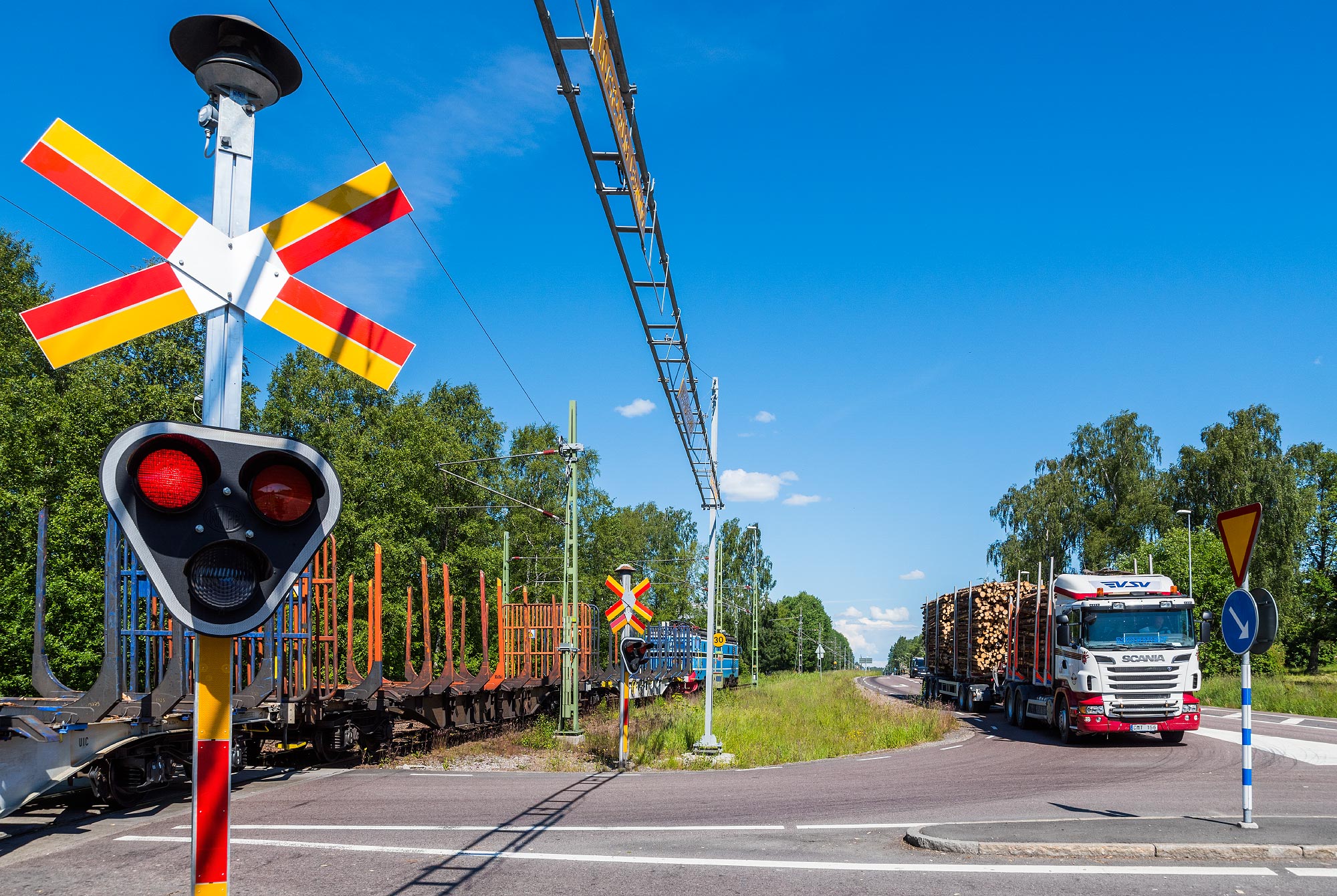 Bild: Ett tomt timmertåg med ett Hector Rail 161-lok som dragare avgår från Skoghall 13 juni 2016. Timmerbilen får vänta på sin tur.