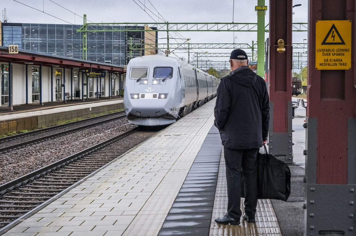 Ett X2000-tåg - den vanligaste tågtypen på Västra stambanan - ankommer Skövde i oktober 2021.
