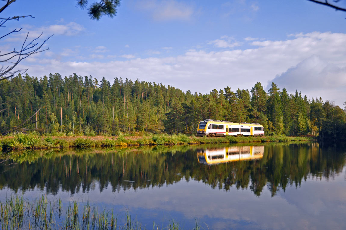 Bild: Tåg 7692 Vetlanda-Nässjö bestående av Y31 1428 vid banken över sjön Skärvingen söder om Stensjön 2014