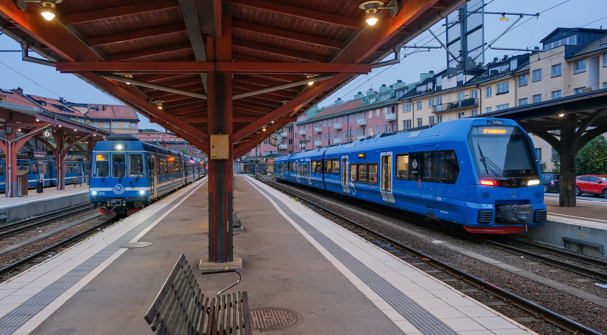 Bild: Äldre X10p-motorvagn och ny X15p-motorvagn på Stockholms Östra 2024