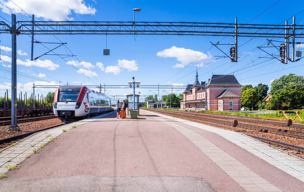 Bild: En Regina-motorvagn gör uppehåll i Storvik 2016