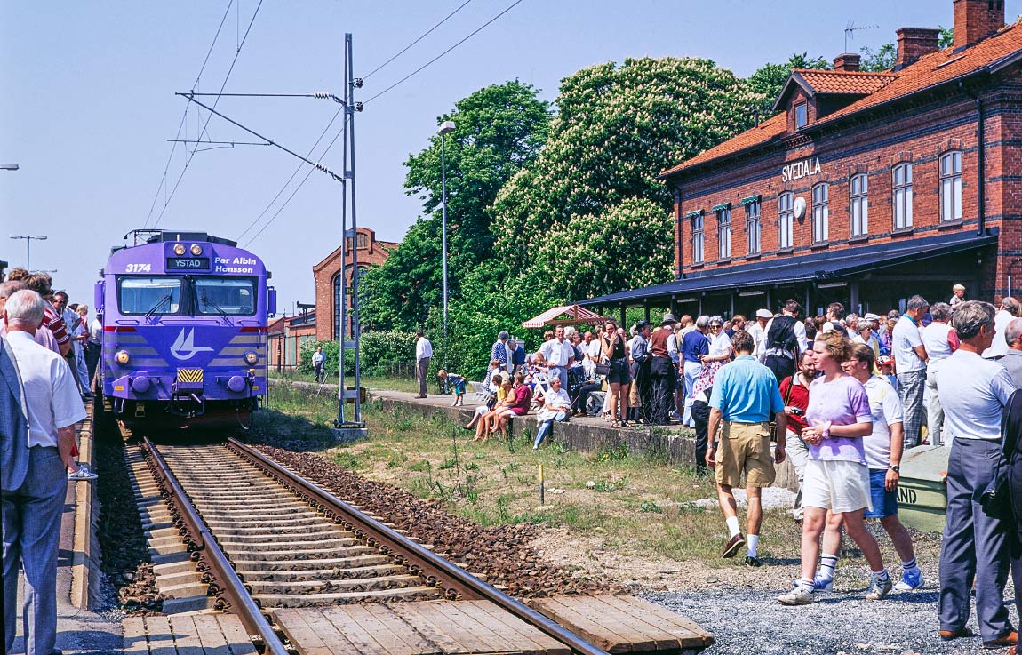 Bild: X11 3174 och 3185 ankommer Svedala som första eltåg på Ystadbanan invigningsdagen 8 juni 1996
