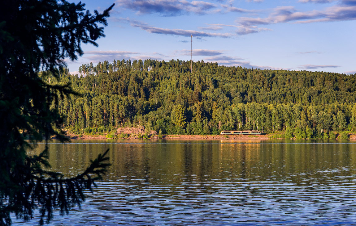 Bild: Tåg från Torsby rullar utmed Övre Frykens strand söder om Oleby på kvällen 20 juli 2016