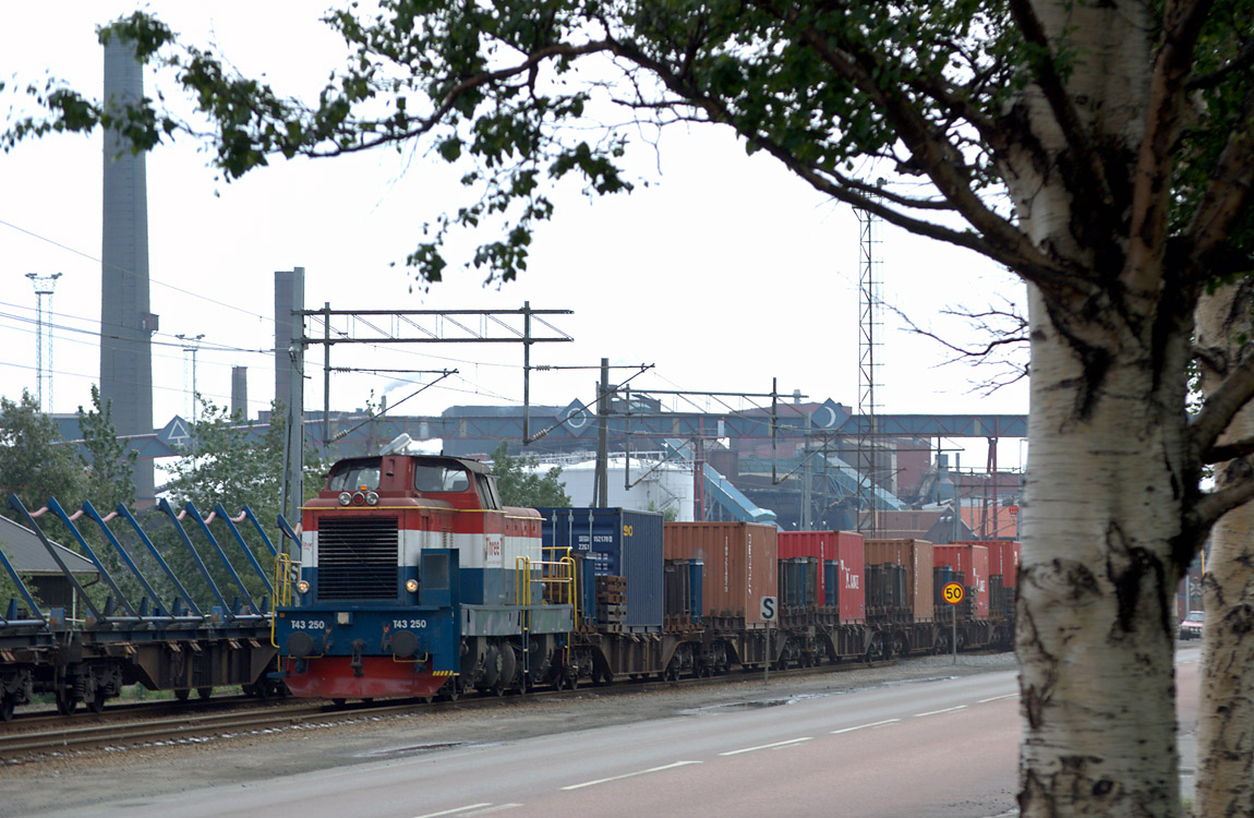 Vid Rönnskärsverken används T43-lok för växlingen, här med vagnar för Kopparpendeln som transporterar koppar ned till Helsingborg och metallskrot i den andra riktningen. Foto 2013, Jonatan Rydberg