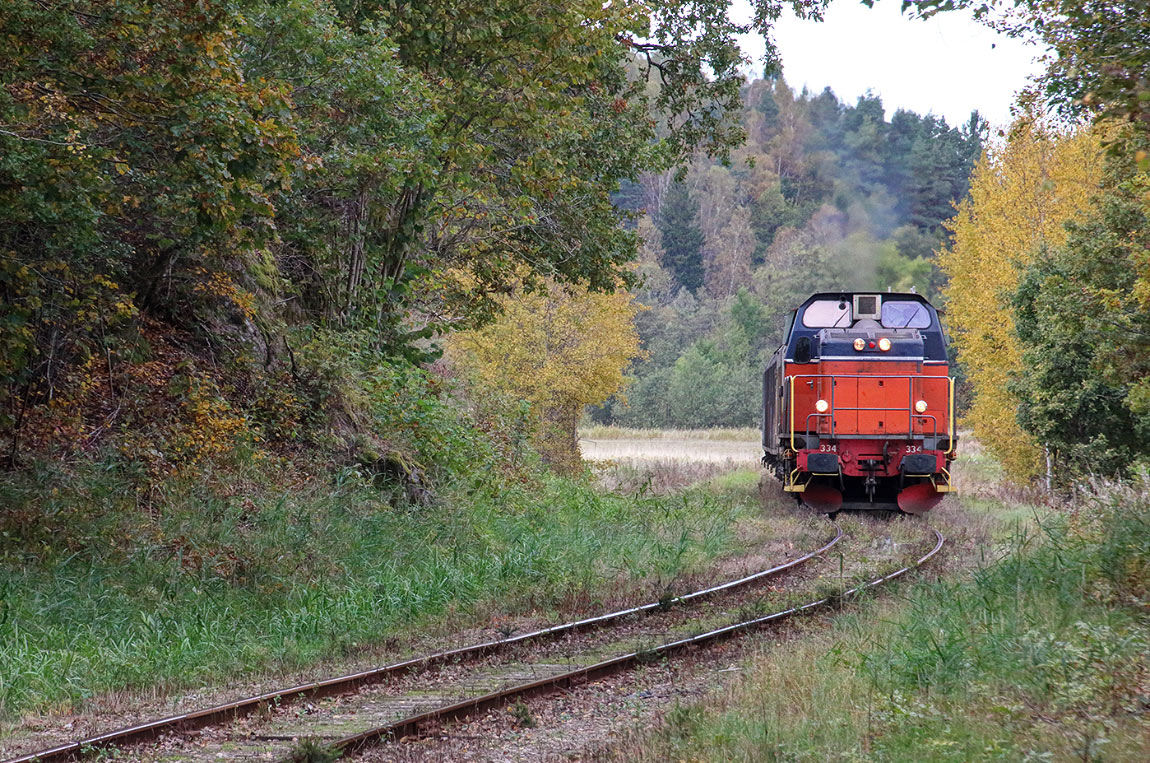 T44 334 med ett tåg från Lilla Edet vid Garn den 3 oktober 2014. Foto Johan Siirak.