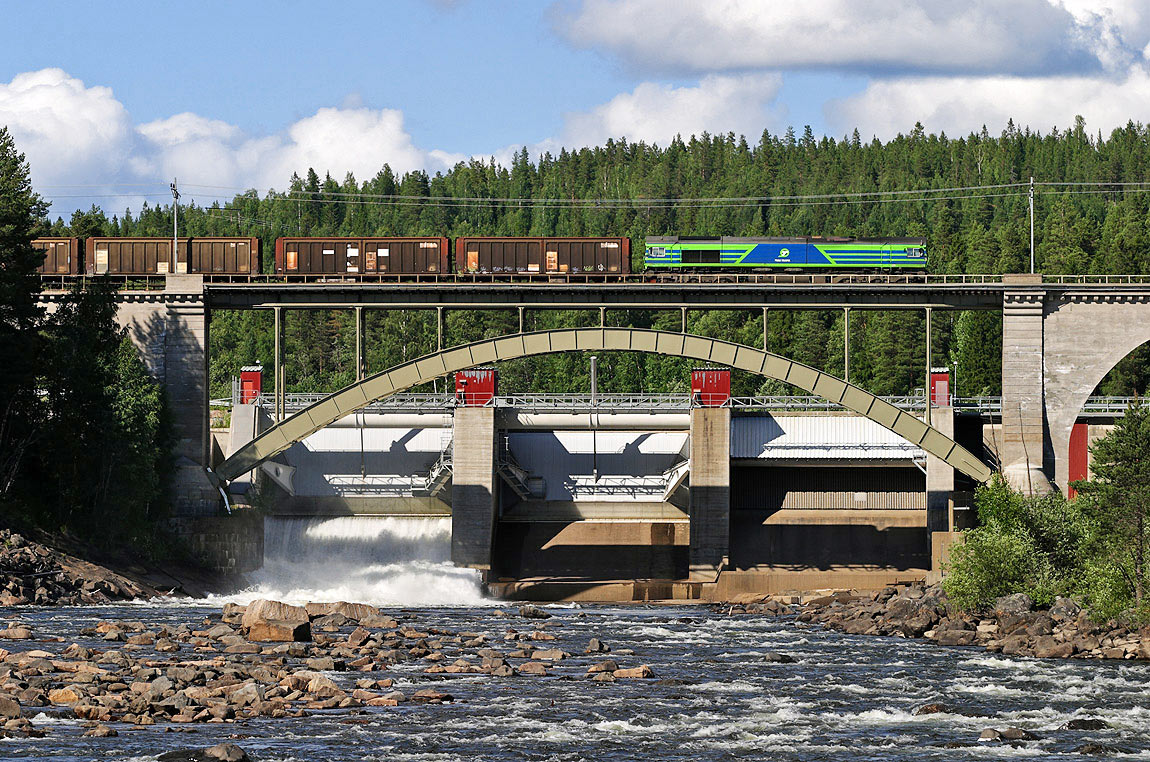 Bild: Godståg på bron vid Sikfors 2005
