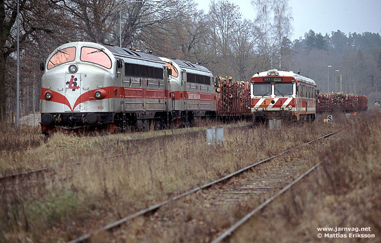 Bild: Vedtåget från Västervik med TMY-loken 103 och 105 möter Y1 1342 som tåg Linköping-Västervik i Bjärka Säby. Foto i november 2003, Mattias Eriksson