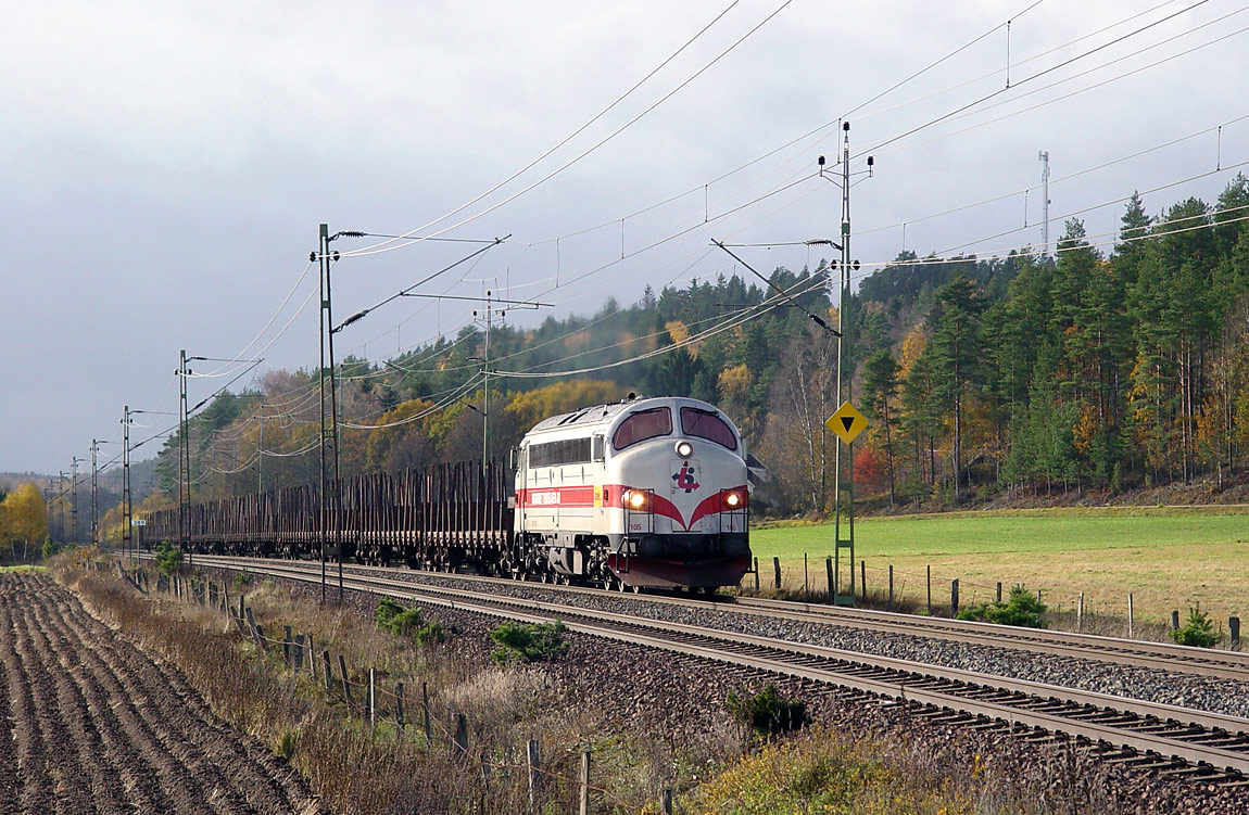Som vid de flesta järnvägslinjer kan dieselloken typ TMX, TMY och TMZ - inköpta begagnade från Danmark - även ses på Västra stambanan. Här ett tåg med Tågab TMY 105 vid Vårgårda 2004. Foto Ulrik Martinussen.
