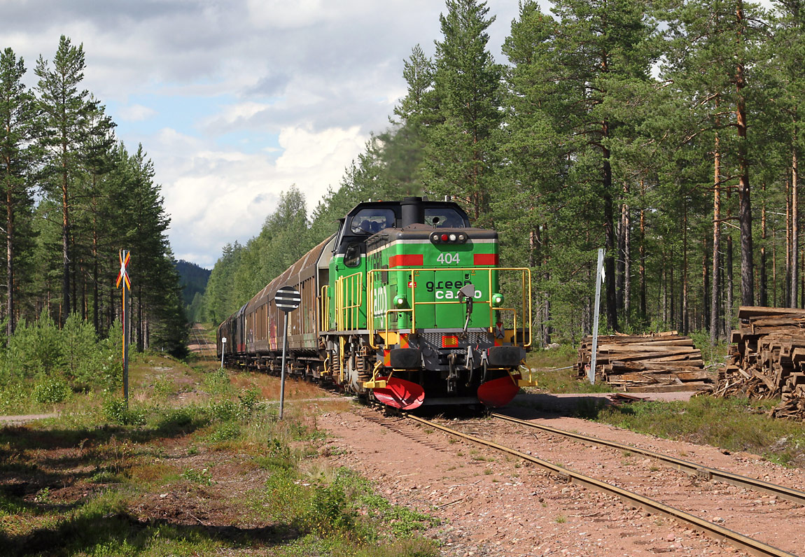 Td 404 med tåg passerar Läde den 14 juli 2014. Foto Martin Oscarsson.
