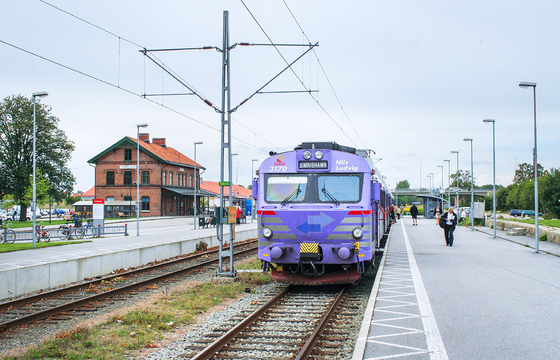 Bild: I Tomelilla måste alla tåg byta riktning och lokföraren får ta en promenad. Tåg mot Simrishamn i Tomelilla 2008.