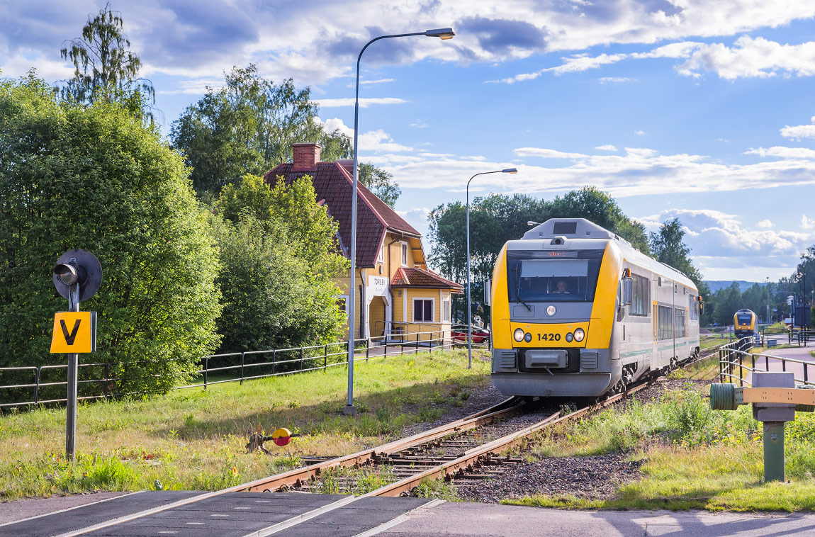 Bild: Y31 1420 avgår från Torsby som tåg mot Karlstad. I bakgrunden står en annan Y31-motorvagn som ska avgå lite senare.