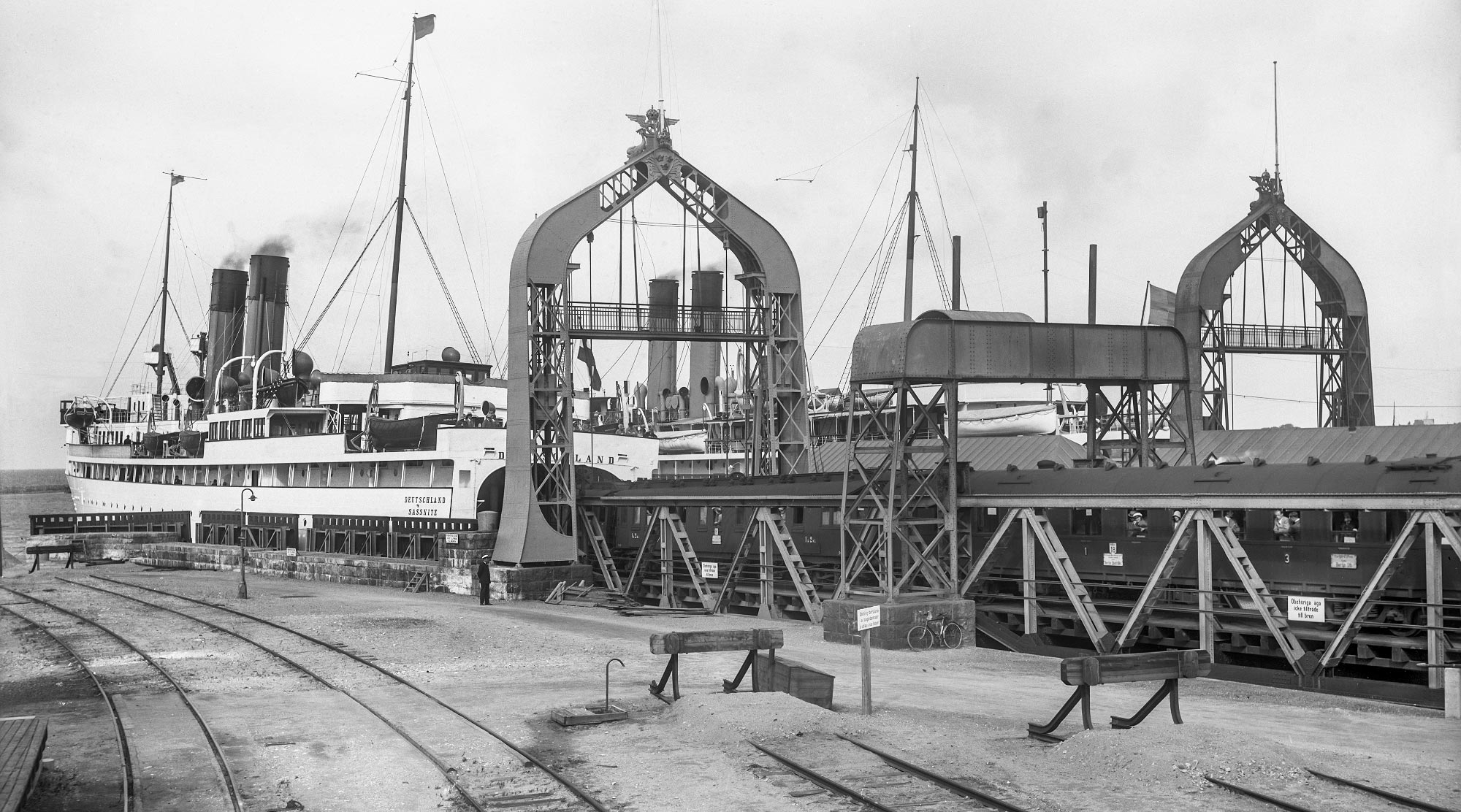 Tåg tas ombord på S/S Deutschland i Trelleborg på 1930-talet