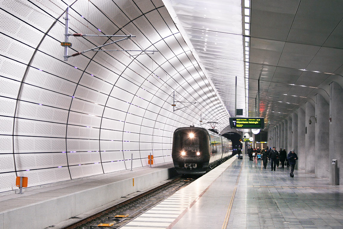Bild: Öresundståg mot Köpenhamn gör uppehåll på Triangeln 2010
