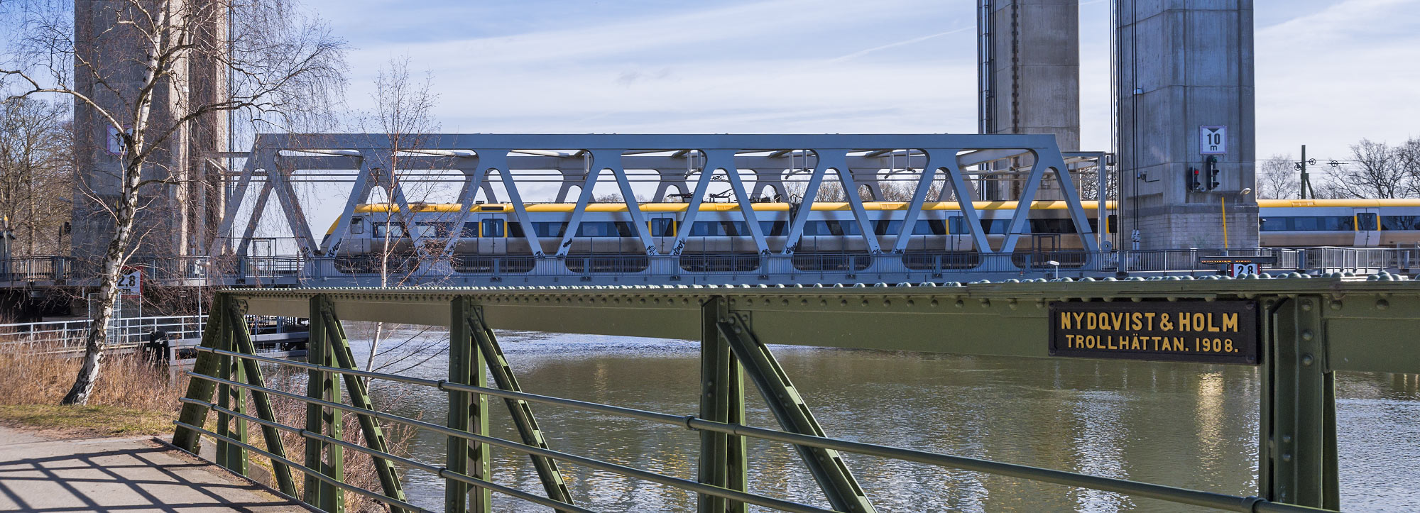 Tåg passerar bron över Trollhätte kanal 2015