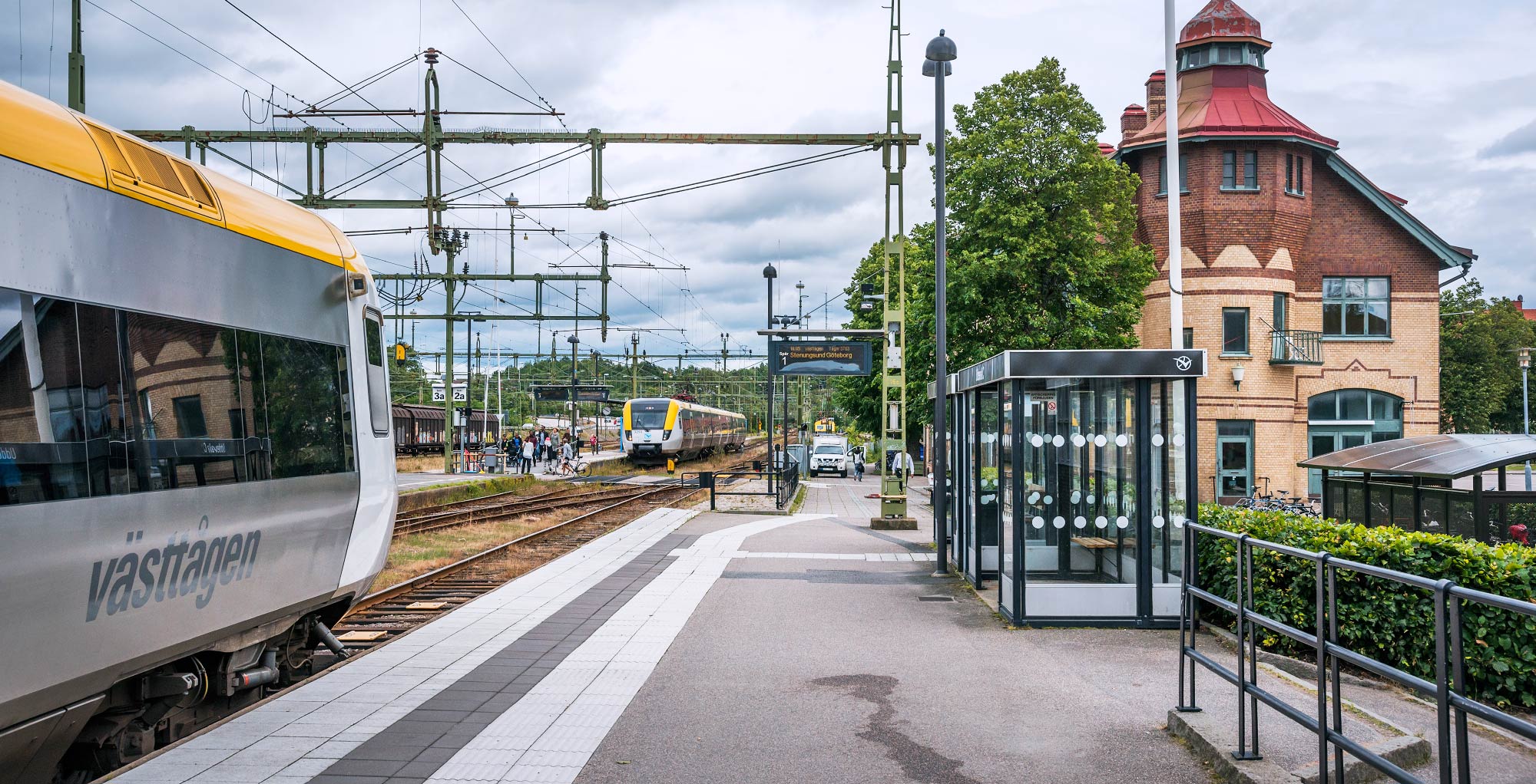 Bild: Regina-motorvagnar på stationen i Uddevalla 2015.