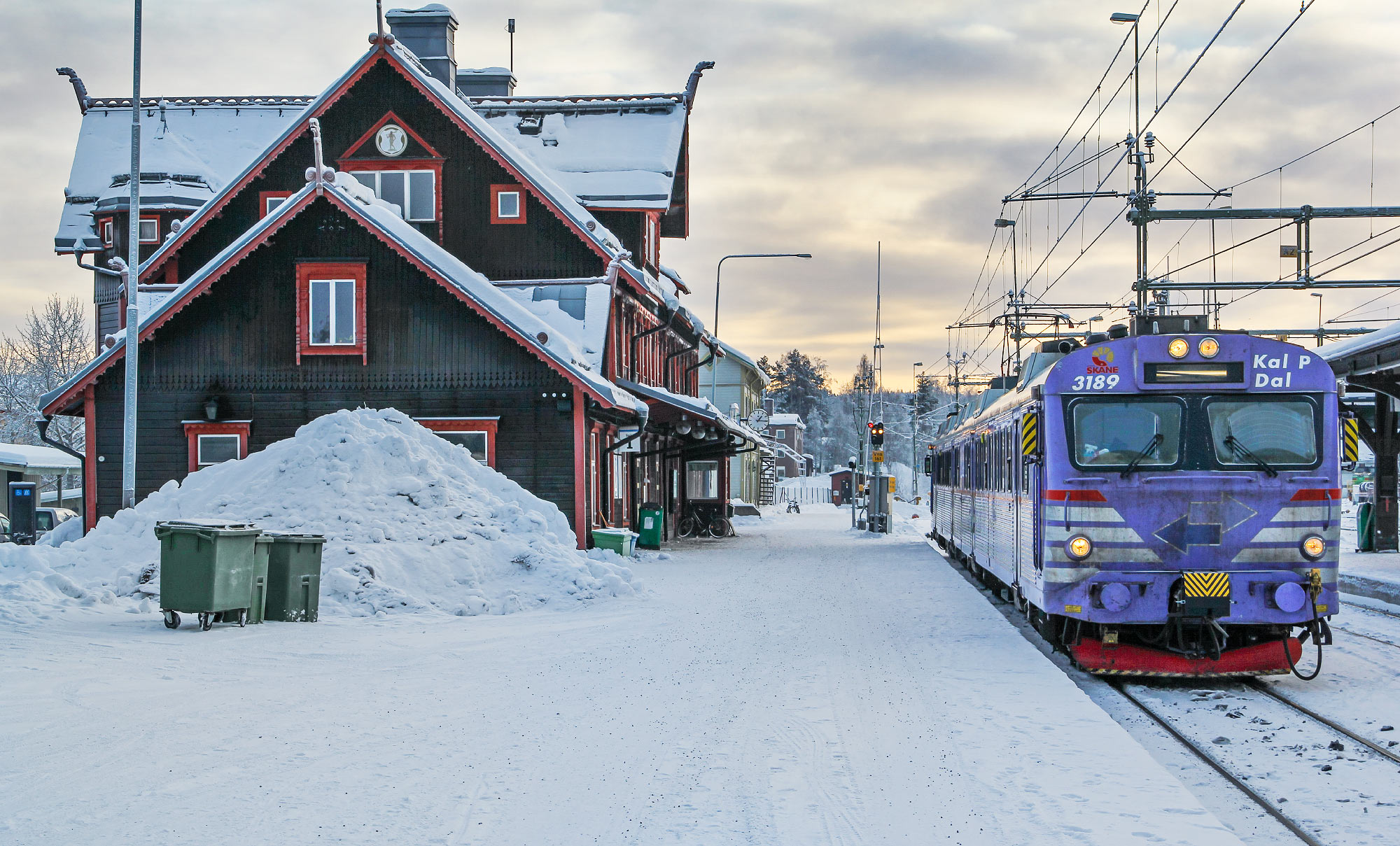 Norrtåg använder i sin trafik ett par motorvagnståg av typen X11 som tidigare rullat i Skåne. Här ses ett av dem i Vännäs den 21 januari 2013. Foto Christian Tellerup.