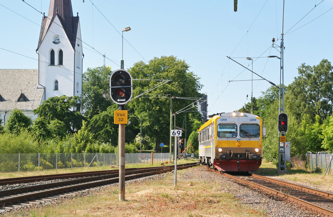 Bild: Ett tåg från Lidköping ankommer Vara juli 2005